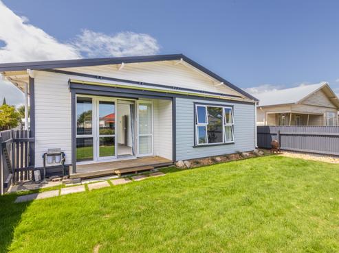 902 Dufferin Street, Akina