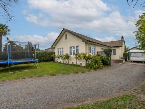 1004 Frederick Street West, Mahora
