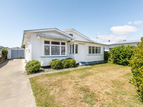 402 Massey Street, Akina