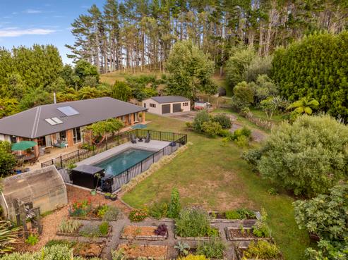 1096 Egmont Road, Egmont Village