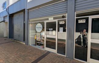 Refurbished -  Small retail premises -133 Main St - walkway to rear public car park. off Queen Street.