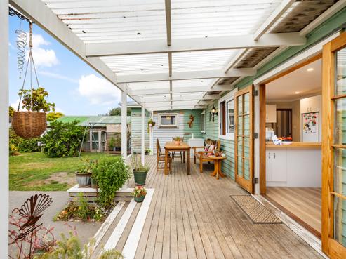 610 Park Road South, Akina