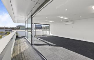 Outstanding office with 'pop top'