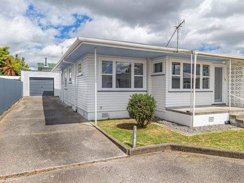 6 Ely Place, Levin