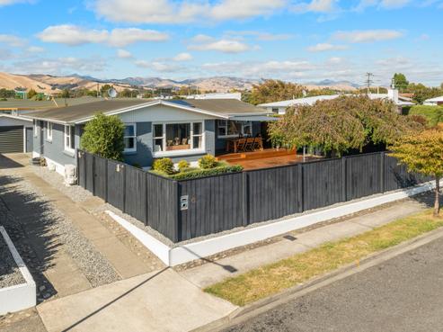 6 Newbourne Crescent, Redwoodtown