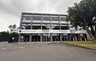 Large retail space in prime location