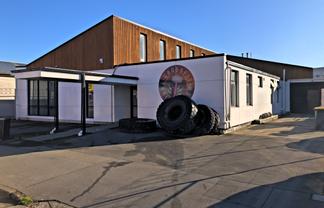 Attractive Showroom & Warehouse
