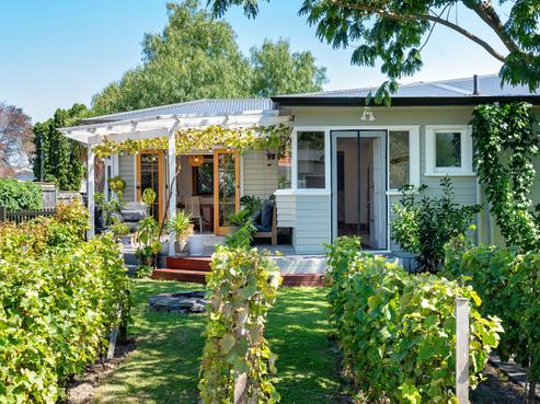 702 Avenue Road East, Parkvale