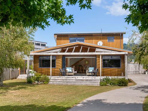 210 Linton Crescent, Whangamata