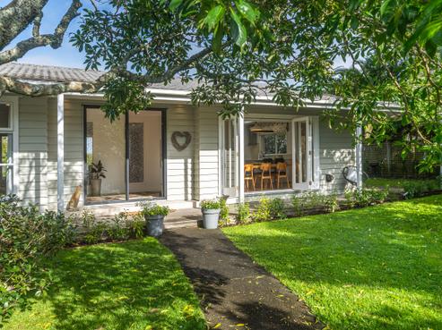12 Midway Avenue, Castor Bay