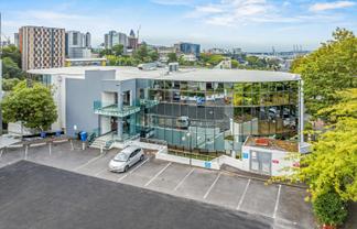 Conveniently positioned city fringe office