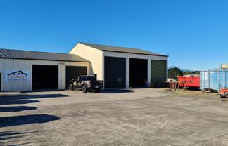 Excellent Workshop and Yard