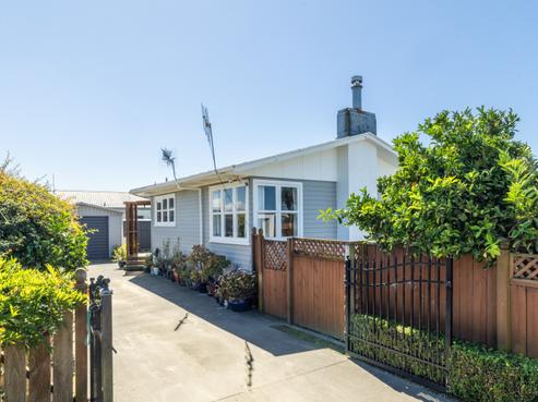 16 Clarence Cox Crescent, Pirimai