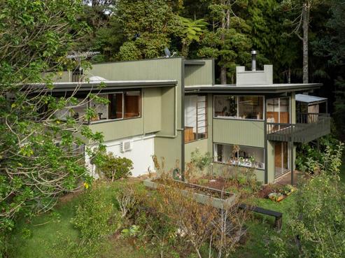 900 West Coast Road, Waiatarua