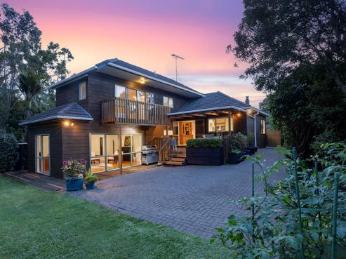 8 Rimutaka Place, Titirangi