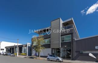 LIGHT-FILLED OFFICE WITH HIGH CEILINGS