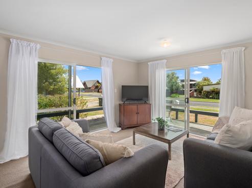8 Holden Avenue, Holdens Bay
