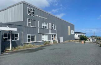 Port location warehouse