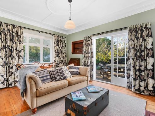 182 High Street North, Carterton