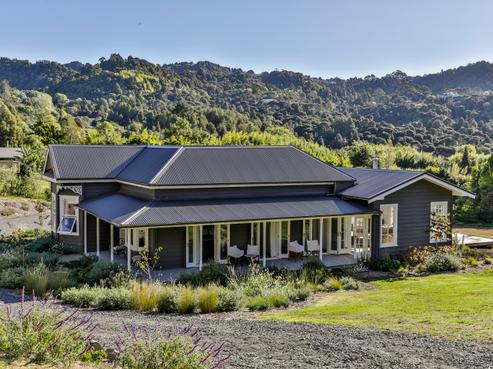 813 West Coast Road, Oratia