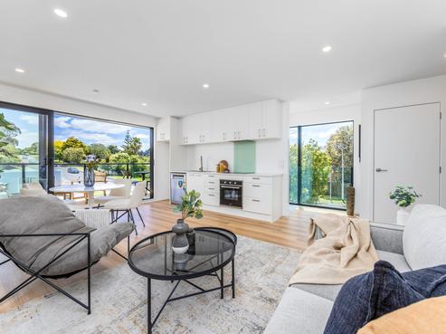 52 Lauderdale Road, Birkdale