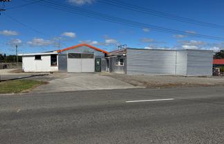 LARGE WORKSHOP WITH OPTIONS GALORE 