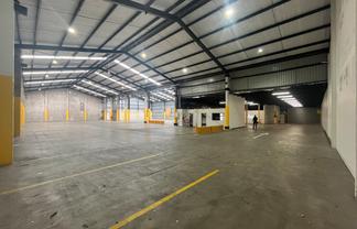 UNIQUE OPPORTUNITY - SHOWROOM / WAREHOUSE