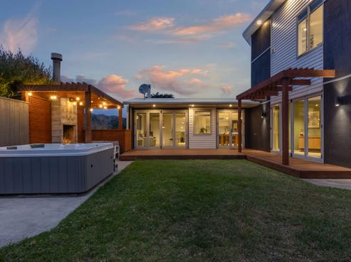 8 Tiromoana Road, Raumati South