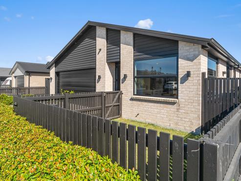 11 Hinaki Street, Poike