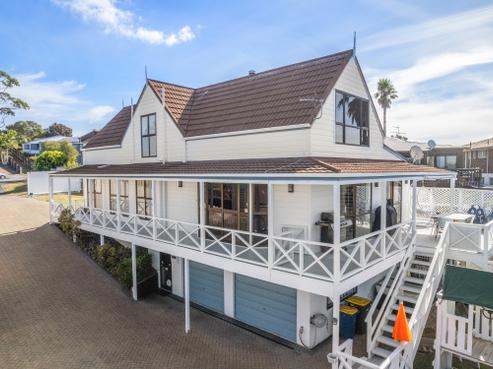 15 Flagstaff Place, Massey