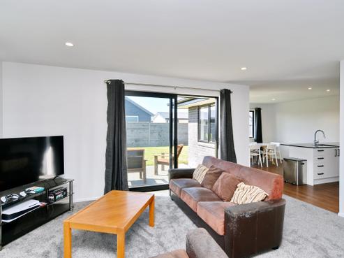 16 Chambers Avenue, Ravenswood