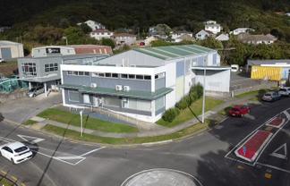 Pole position - warehouse with the works