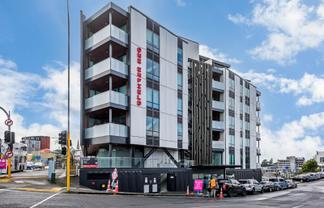 GROUND FLOOR CORNER OFFICE / SHOWROOM
