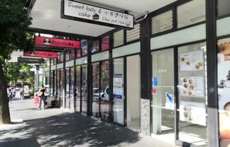 BUSY QUEEN STREET RETAIL
