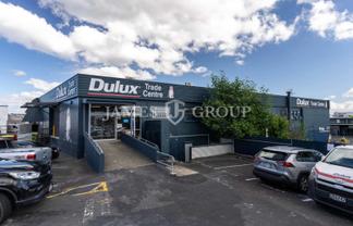 600sqm Kingsland Office with Roller Door