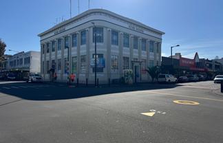 Corner profile retail or office