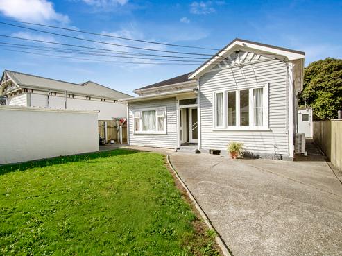 16 Riddlers Crescent, Petone