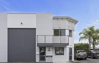 VERSATILE LIVE AND WORK - 226M²
