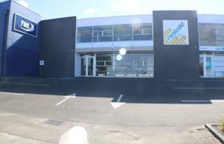 VERSATILE TRADE RETAIL ON TREMAINE AVENUE