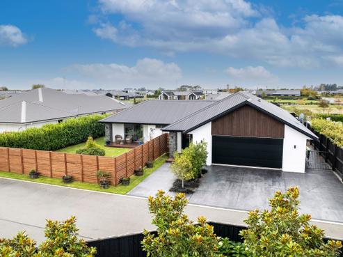 8 Carnaveron Drive, Lincoln