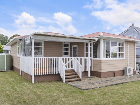 33 Cobham Crescent, Kelston