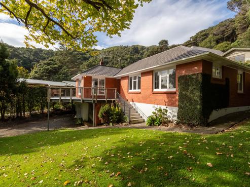 231 Whites Line East, Waiwhetu