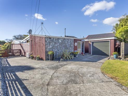 22 Larsen Crescent, Tawa