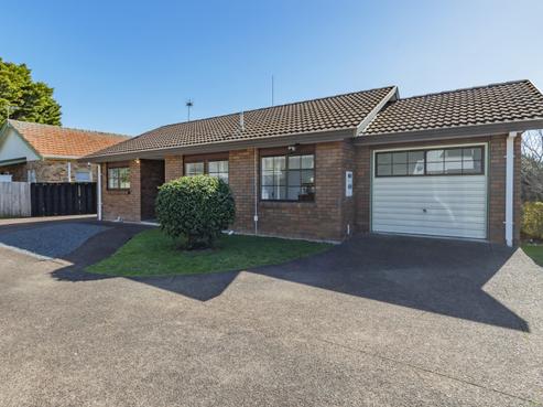 2/10 Great South Road, Papakura