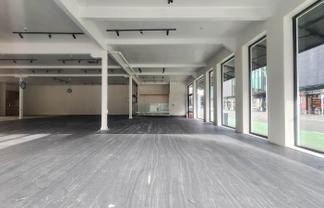 STAND OUT RETAIL OFFER ON BROADWAY
