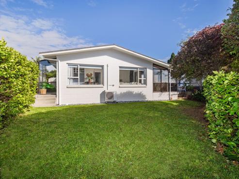 15A Mahoe Street, Matua