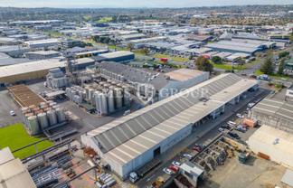 Functional Tilt-Slab Warehouse with Office