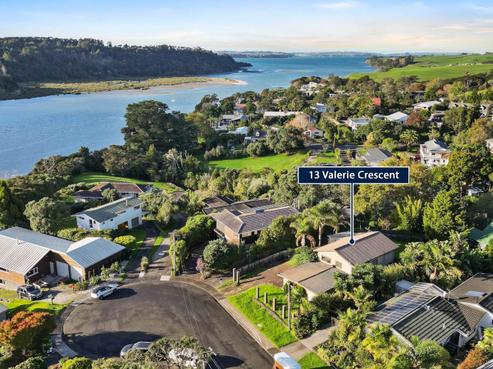 13 Valerie Crescent, Okura