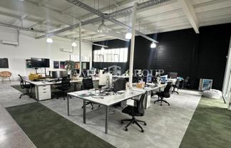 MODERN FITTED OFFICE AND EXTENSIVE AMENITIES