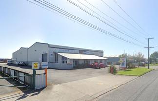 Tidy workshop with gantry in prime location